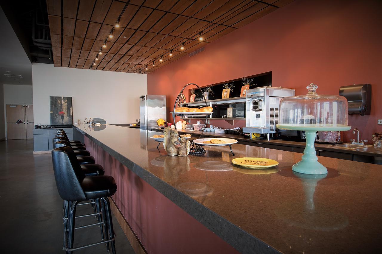 Watercrest Hotel And Conference Center Howard エクステリア 写真