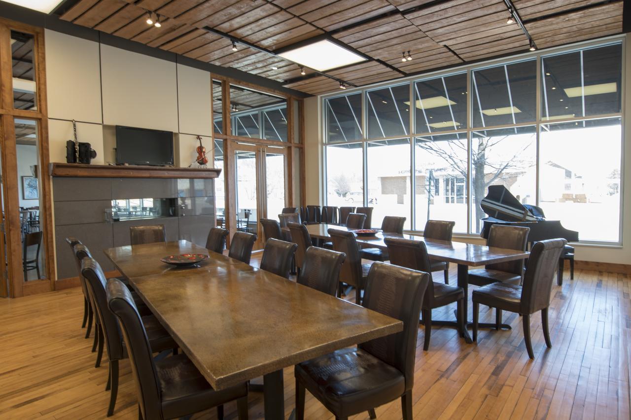Watercrest Hotel And Conference Center Howard エクステリア 写真